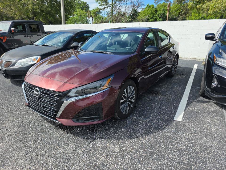 Used 2024 Nissan Altima 2.5 SV FWD image 3