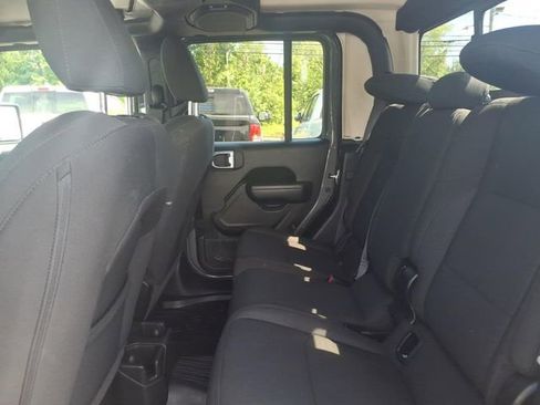 Used 2023 Jeep Gladiator Sport AWD/4WD image 18