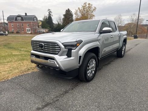 Used 2025 Toyota Tacoma Limited image 4