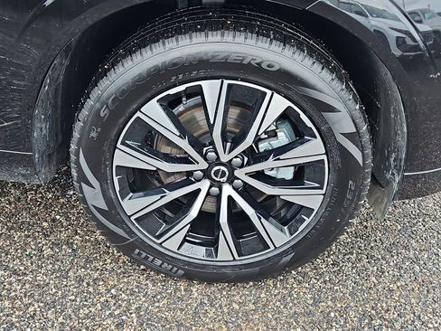 Used 2025 Volvo XC60 B5 Core image 10