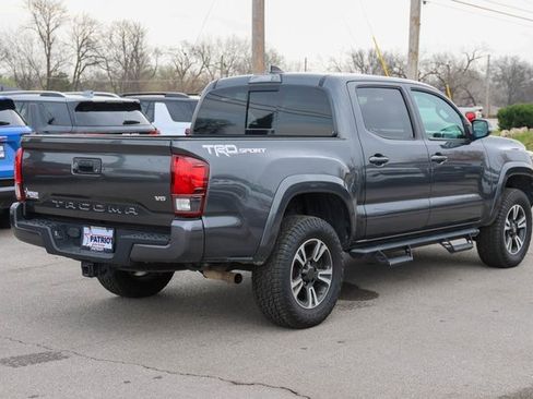 Used 2019 Toyota Tacoma TRD Sport image 3