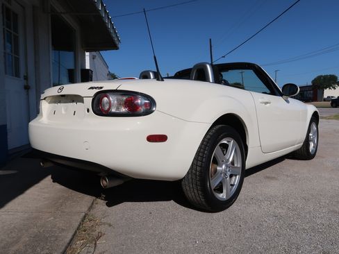 Used 2007 MAZDA MX-5 Miata Sport RWD image 8