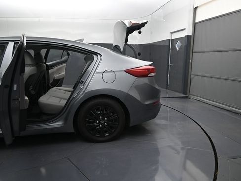Used 2017 Hyundai Elantra SE FWD image 12
