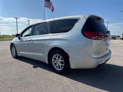 Used 2024 Chrysler Pacifica Touring-L FWD image 4