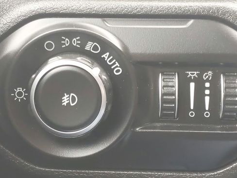 Used 2018 Jeep Wrangler Unlimited Sahara w/ Dual Top Group AWD/4WD image 28