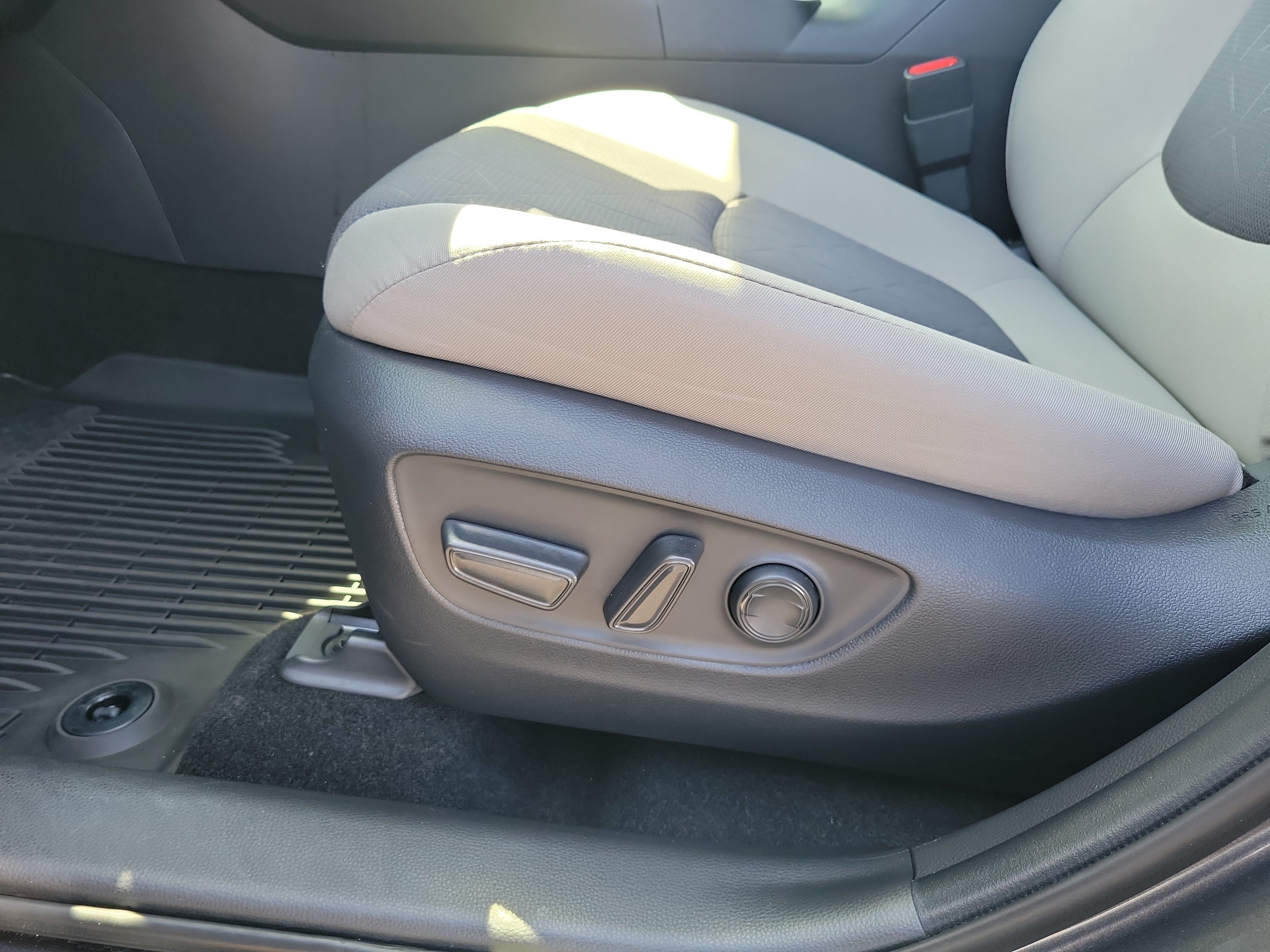 Used 2024 Toyota RAV4 XLE AWD/4WD image 19