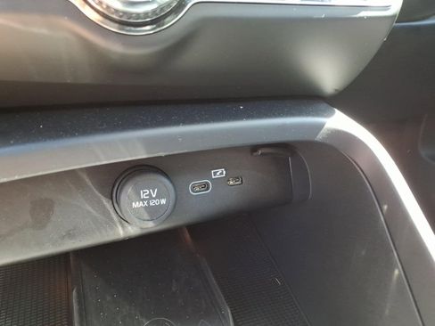 Certified 2024 Volvo XC40 Recharge Ultimate RWD image 25