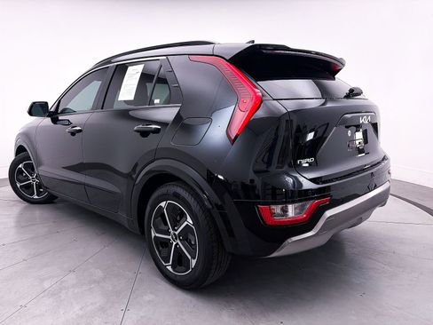 Used 2023 Kia Niro SX image 2