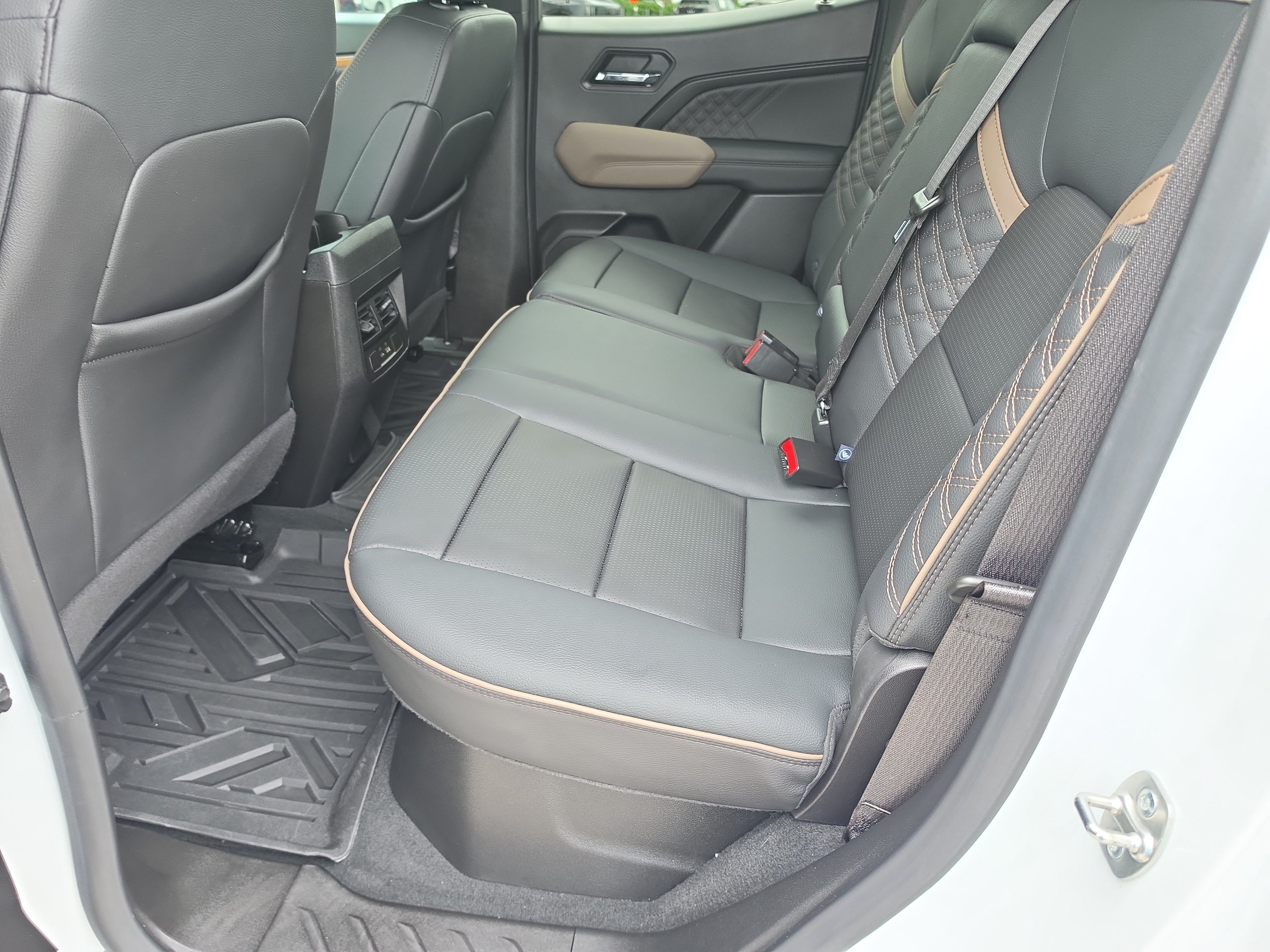 Used 2024 GMC Canyon Denali AWD/4WD image 16