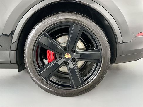 Certified 2025 Porsche Cayenne S AWD/4WD image 12