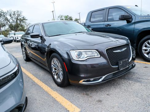 Used 2021 Chrysler 300 Touring w/ Driver Convenience Group image 6