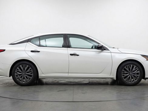 Used 2025 Nissan Altima 2.5 SV image 11