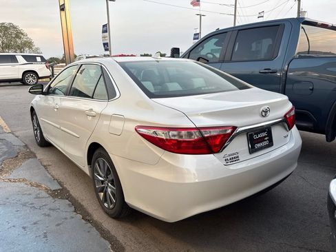 Used 2017 Toyota Camry XLE w/ Moonroof Package FWD image 4