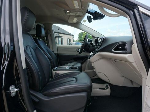 Used 2024 Chrysler Pacifica Touring-L FWD image 30