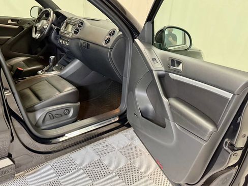 Used 2014 Volkswagen Tiguan S image 30