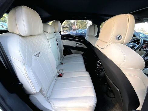 Used 2021 Bentley Bentayga image 18