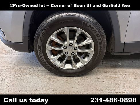 Used 2019 Jeep Cherokee Latitude Plus w/ Cold Weather Group AWD/4WD image 4