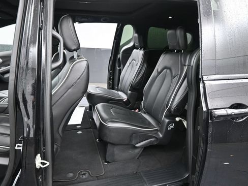 Used 2025 Chrysler Pacifica Limited FWD image 26