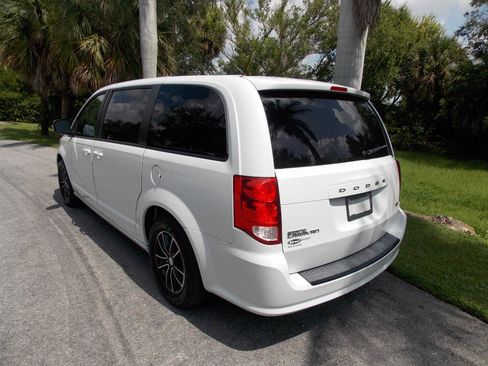 Used 2018 Dodge Grand Caravan SE FWD image 5