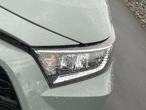 Used 2021 Toyota RAV4 XLE image 10