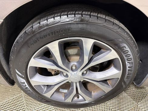 Used 2018 Chrysler Pacifica Limited w/ Tire & Wheel Group FWD image 18