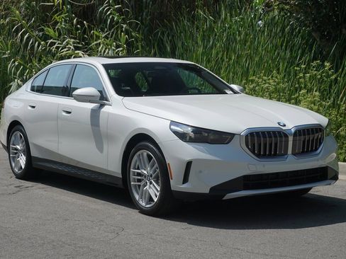 New 2025 BMW 530i image 2