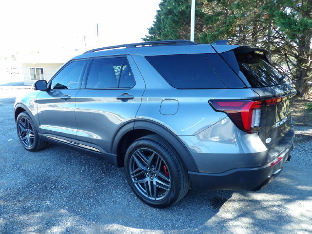 Used 2025 Ford Explorer ST-Line w/ ST-Line Street Pack AWD/4WD image 3