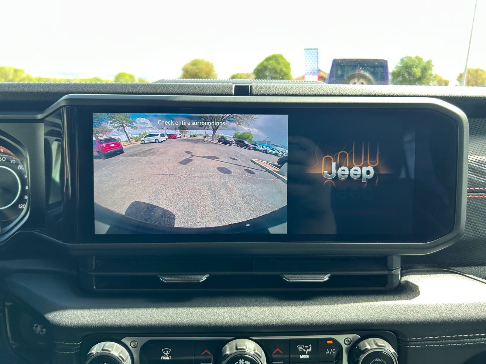 Used 2025 Jeep Wrangler Unlimited Rubicon AWD/4WD image 27