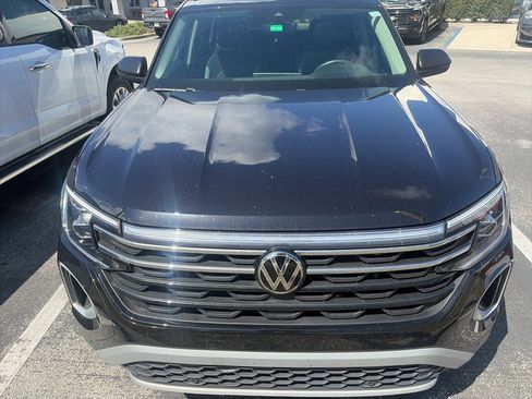 Used 2024 Volkswagen Atlas Peak Edition SE image 1