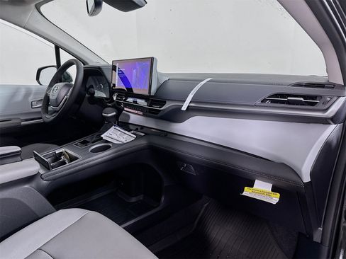 New 2026 Toyota Sienna XLE image 32