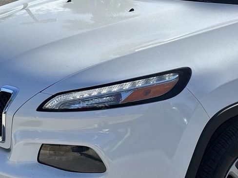 Used 2018 Jeep Cherokee Latitude w/ Safety Group image 7