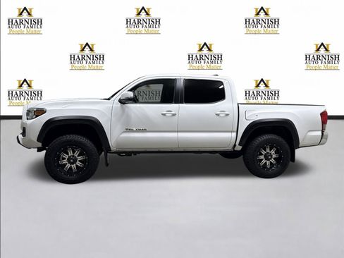 Used 2017 Toyota Tacoma TRD Off-Road w/ Tow Package (A/T) image 2