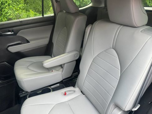Used 2020 Toyota Highlander XLE FWD image 24
