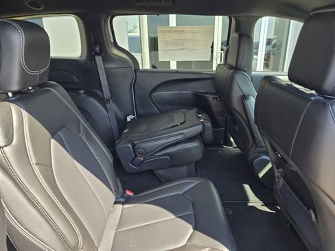 New 2026 Chrysler Pacifica Select image 28