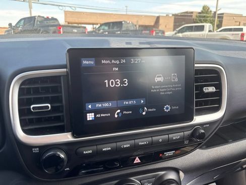 Used 2025 Hyundai Venue SEL FWD image 13