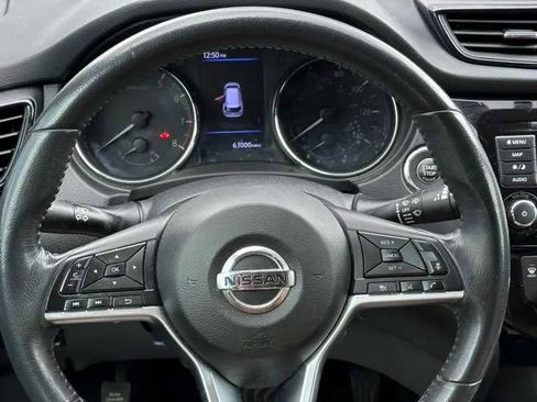 Used 2018 Nissan Rogue SV w/ Premium Package FWD image 17