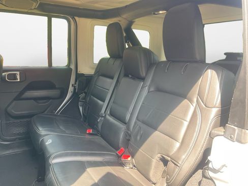 Used 2018 Jeep Wrangler Unlimited Sahara AWD/4WD image 13