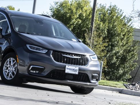 Used 2021 Chrysler Pacifica Touring-L image 5