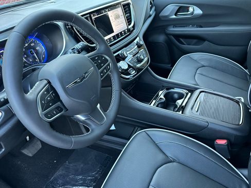 New 2026 Chrysler Pacifica Limited w/ Uconnect Theater Family Group image 10
