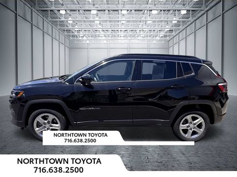 Used 2023 Jeep Compass Latitude w/ Convenience Group AWD/4WD image 3