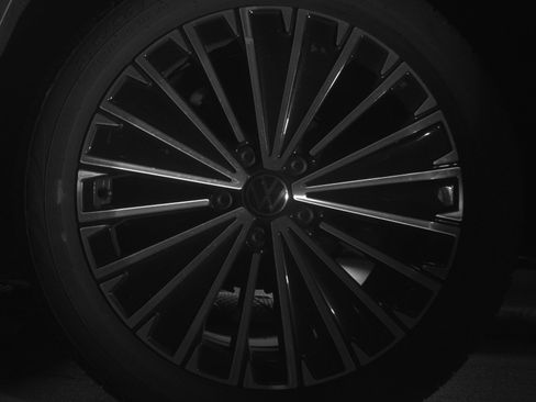 Used 2025 Volkswagen Taos SE image 14