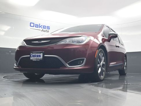 Used 2018 Chrysler Pacifica Limited image 41
