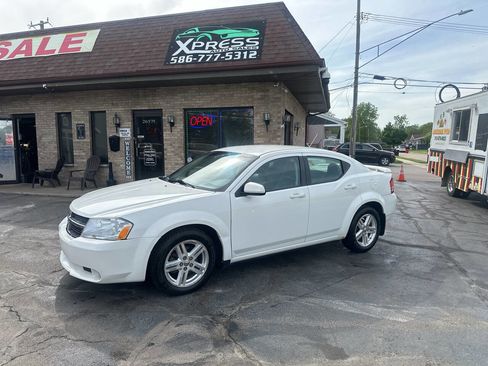 Used 2010 Dodge Avenger R/T FWD image 1