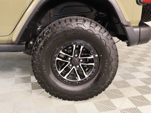 Used 2025 Jeep Wrangler Unlimited Rubicon AWD/4WD image 19
