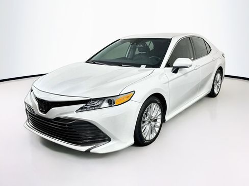 Used 2020 Toyota Camry XLE FWD image 3