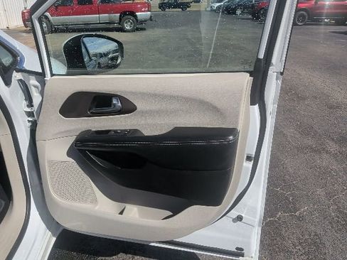 Used 2023 Chrysler Voyager LX FWD image 9