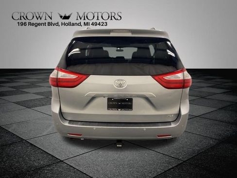Used 2017 Toyota Sienna Limited image 5