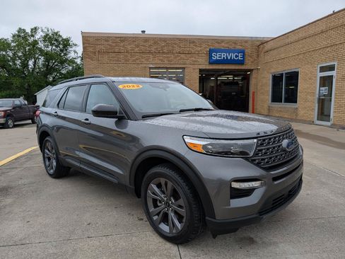 Used 2022 Ford Explorer XLT w/ Equipment Group 202A AWD/4WD image 4
