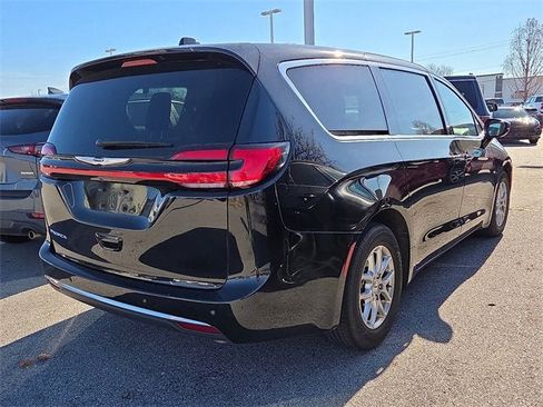 Used 2024 Chrysler Pacifica Touring-L image 3