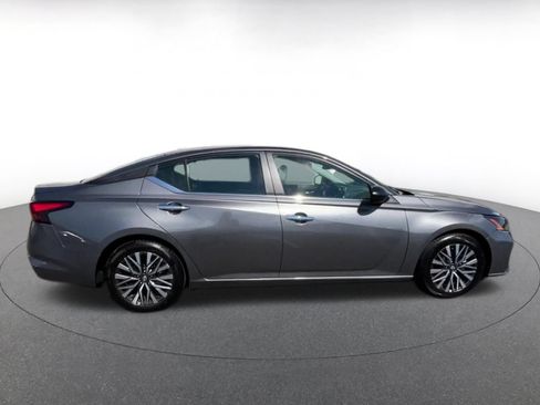 Used 2025 Nissan Altima 2.5 SV FWD image 16